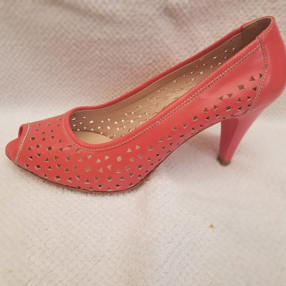 Low heels in luscious salmon color. - Picture 3 of 9